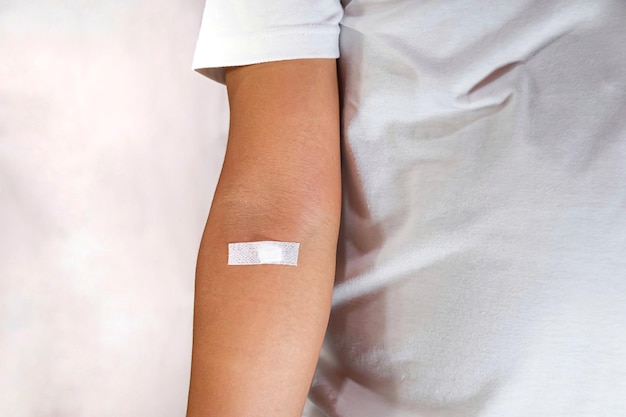 concepto de donante de sangre que muestra marcas de inyección