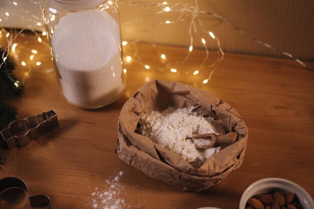 Concepto de dulces caseros panadería navideña de harina de jengibre y azúcar en la mesa de madera