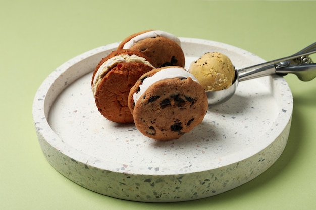 Concepto de dulces galletas sabrosas con helado