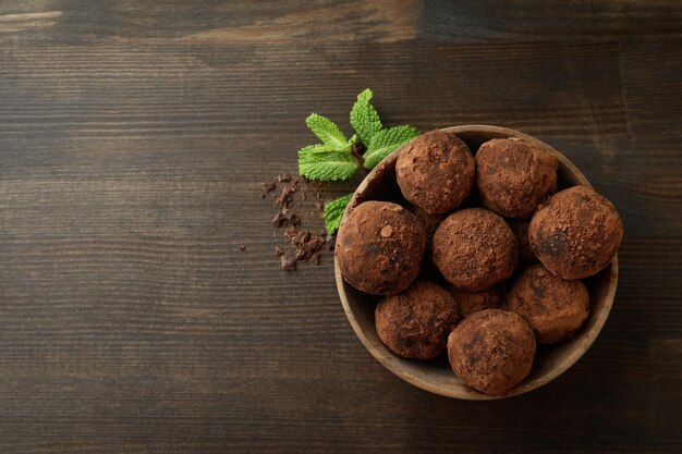 Concepto de dulces con trufas sobre fondo de madera oscura.