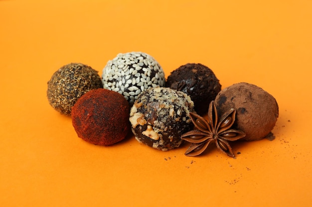 Concepto de dulces con trufas sobre fondo naranja