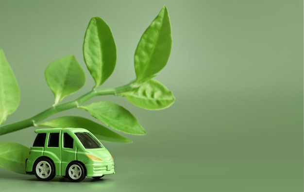 Foto concepto de ecología coche ecológico en un fondo verde el concepto de desarrollo sostenible espacio de copia