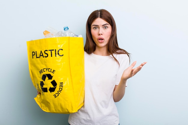 Concepto de ecología de mujer bonita adulta joven