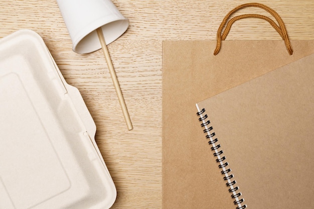 Concepto ecológico Caja de alimentos vaso de papel bolsa de papel y cuaderno hecho de fibra natural