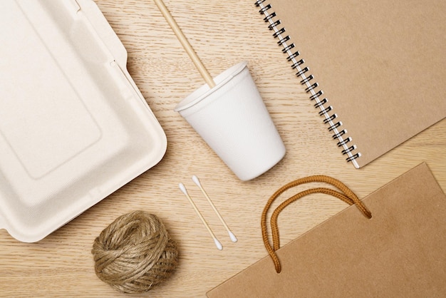 Concepto ecológico Caja de alimentos vaso de papel bolsa de papel portátil y cuerda de yute hecha de fibra natural