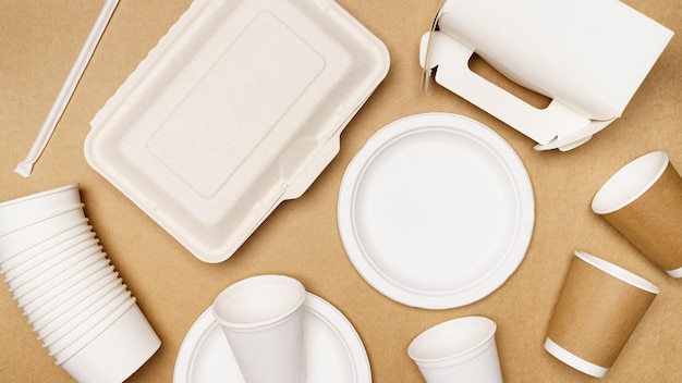 Concepto ecológico Recipiente de comida de entrega y vaso de papel con pajitas sobre fondo de madera