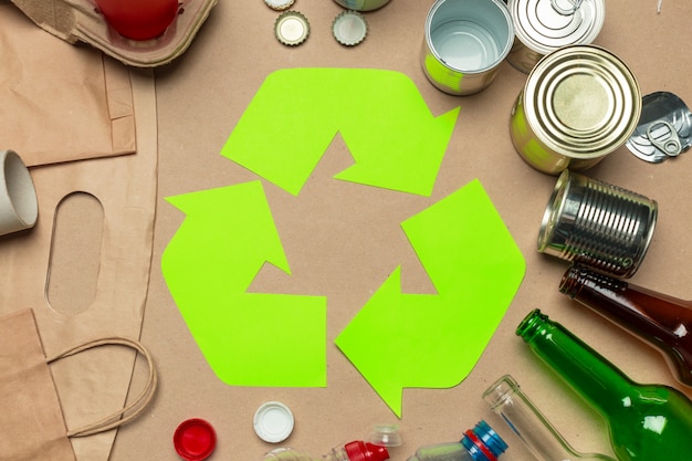 Concepto ecológico con símbolo de reciclaje en la vista superior de la mesa