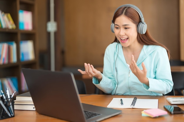 Concepto de educación Adolescente hace una videollamada para aprender la lección y hacer preguntas con el tutor