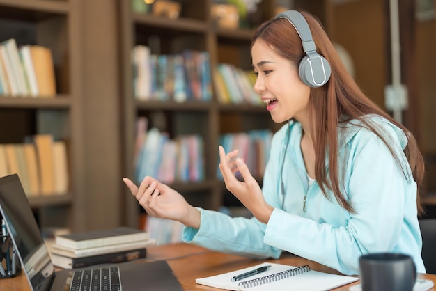 Concepto de educación Adolescente hace una videollamada para aprender la lección y hacer preguntas con el tutor