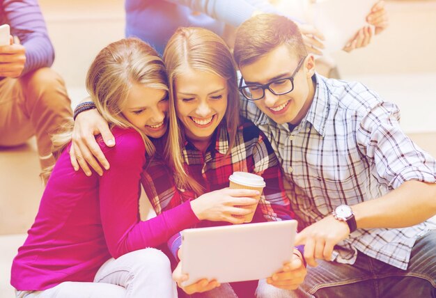 Foto concepto de educación, amistad, tecnología, bebidas y personas - grupo de estudiantes sonrientes con tablet pc y taza de café de papel tomando selfie o video