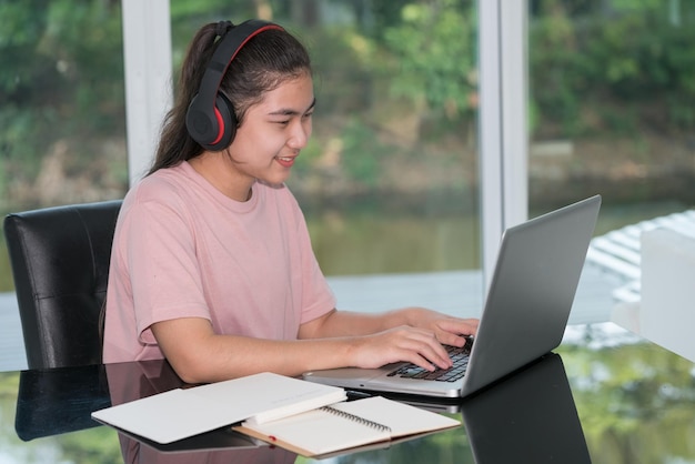 Concepto de educación aprendizaje en línea Chica adolescente usando computadora portátil para autoaprendizaje en línea