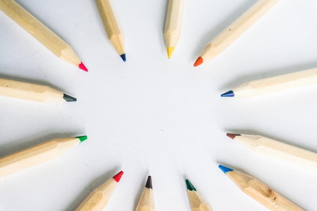 Concepto de educación de arte infantil Lápices de colores sobre papel blanco espacio de copia de fondo