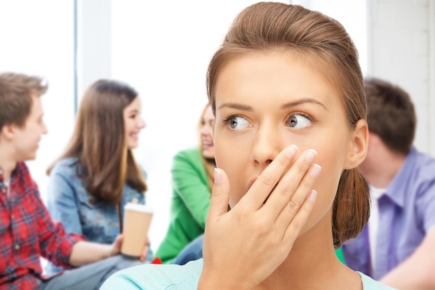 concepto de educación - chica estudiante aterrorizada en la escuela