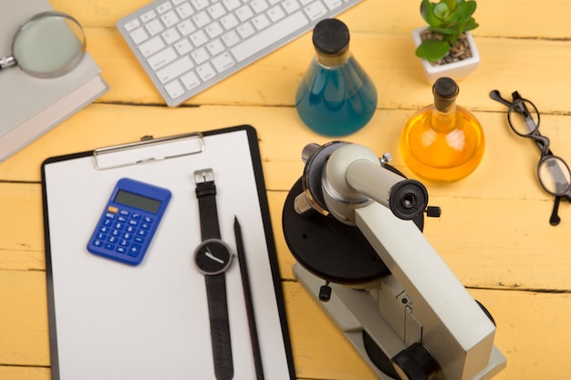 Foto concepto de educación y ciencia microscopio libro lupa calculadora teclado de computadora