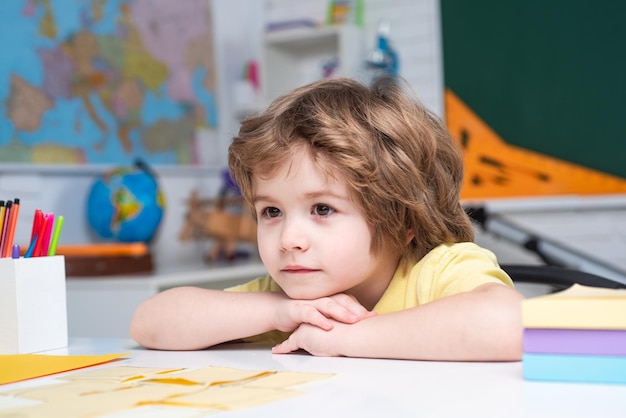 Concepto de educación científica para niños alumno lindo con trabajo escolar de cara divertida