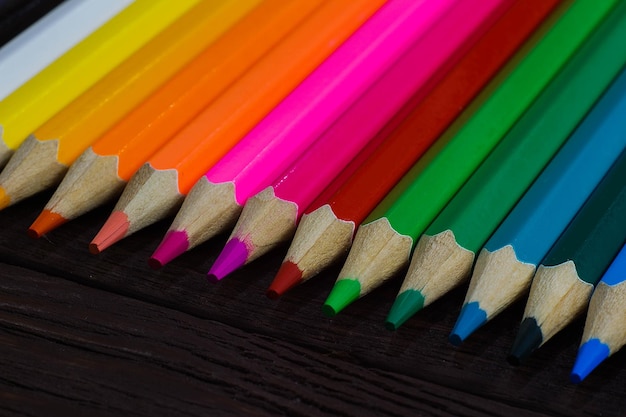 Foto concepto de educación y creatividad lápices de colores sobre fondo de madera