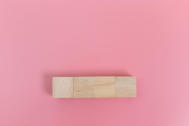 Foto concepto de educación y desarrollo bloque de cubo de madera en blanco para usar en la mesa para crear texto o símbolo