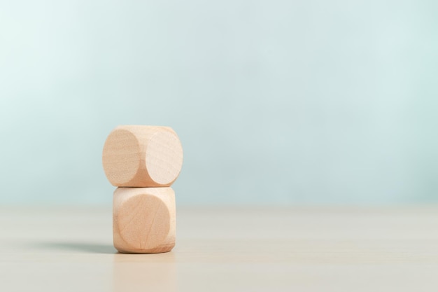 Concepto de educación y desarrollo Tipo de bloque de cubo de madera en blanco en uso de tabla para crear texto o símbolo