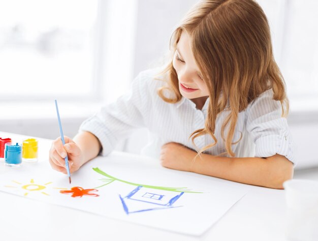 concepto de educación, escuela, arte y pintura - imagen de pintura de niña pequeña estudiante