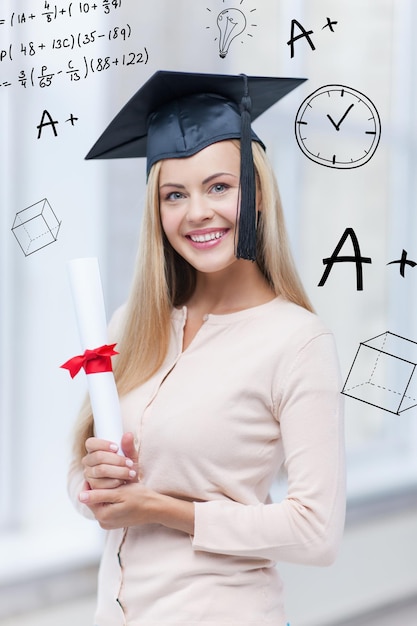 concepto de educación y escuela - estudiante feliz en gorro de graduación con certificado