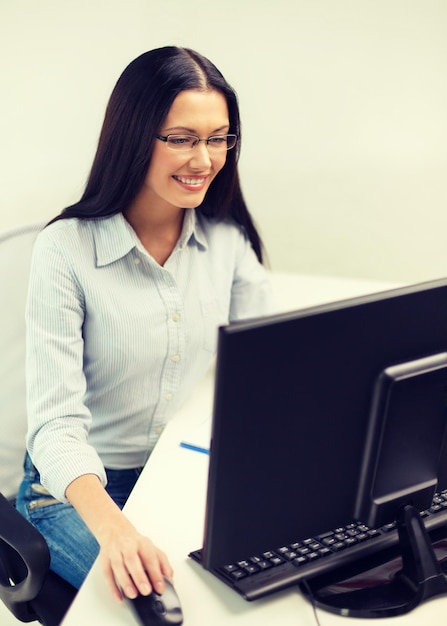 concepto de educación, escuela, negocios y tecnología - empresaria sonriente o estudiante con anteojos negros