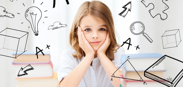 Concepto de educación y escuela - niña estudiante estudiando y leyendo libros en la escuela