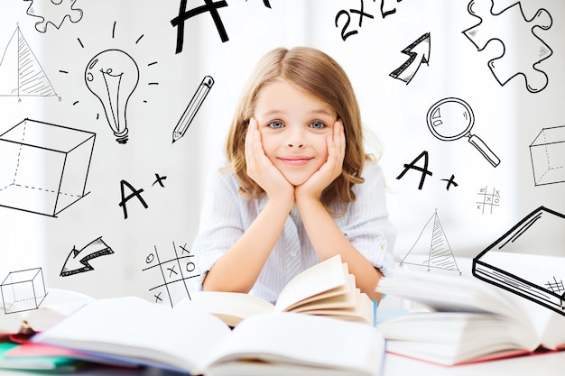 Concepto de educación y escuela - niña estudiante estudiando y leyendo libros en la escuela