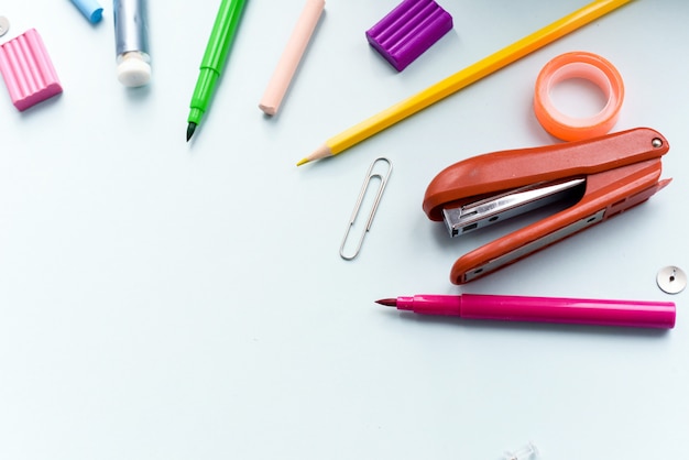 Concepto de educación Escuela o estudiante. De vuelta a la escuela. Artículos para la escuela en una mesa azul