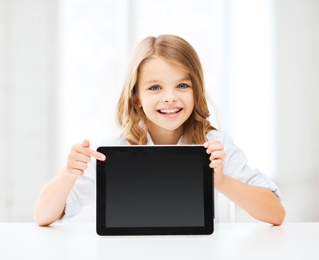 concepto de educación, escuela, tecnología e internet - niña estudiante con tablet pc en la escuela