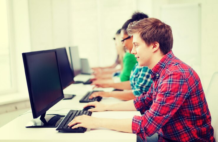 Foto concepto de educación - estudiante con computadora estudiando en la escuela