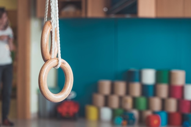 Concepto de educación física Anillos de gimnasia en el gimnasio de Kindergarten