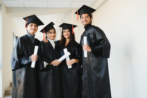 Concepto de educación, graduación y personas - grupo de estudiantes indios felices