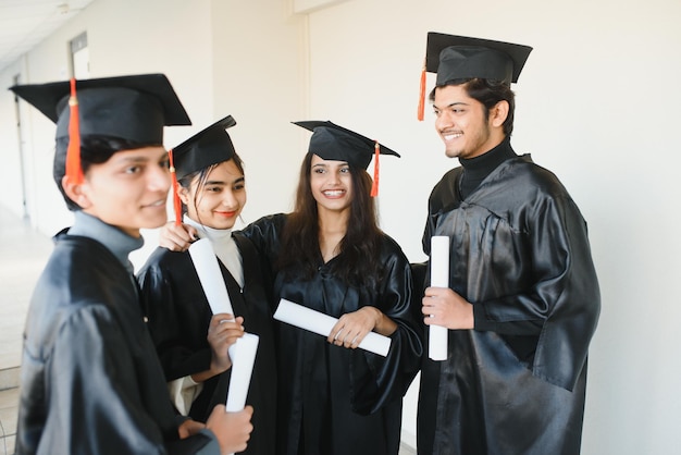 Concepto de educación, graduación y personas - grupo de estudiantes indios felices