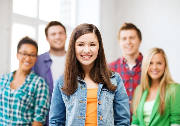 concepto de educación - grupo de estudiantes en la escuela