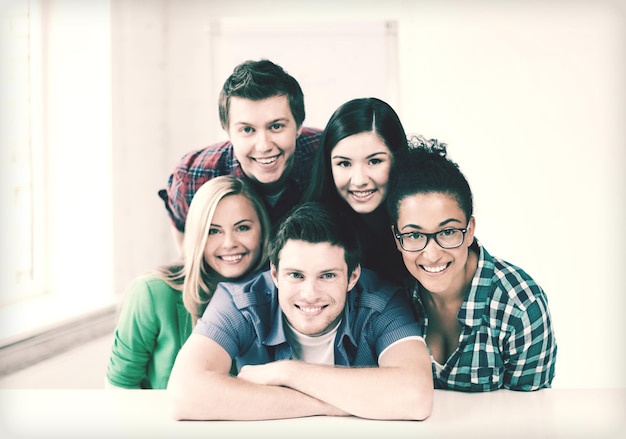 concepto de educación - grupo de estudiantes en la escuela