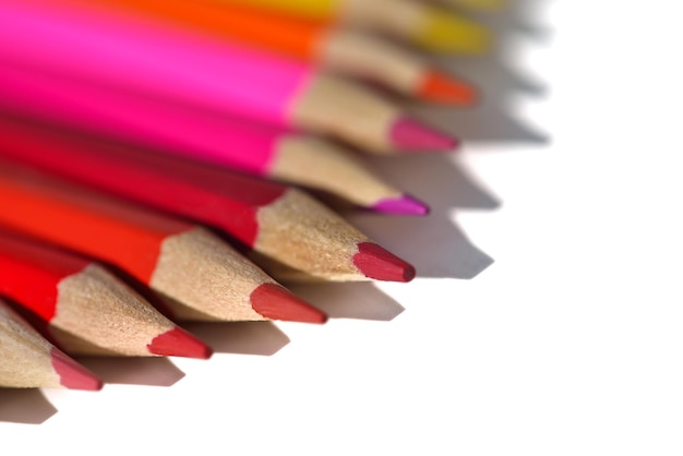 concepto de educación infantil con bolígrafo de madera colorido aislado sobre fondo blanco