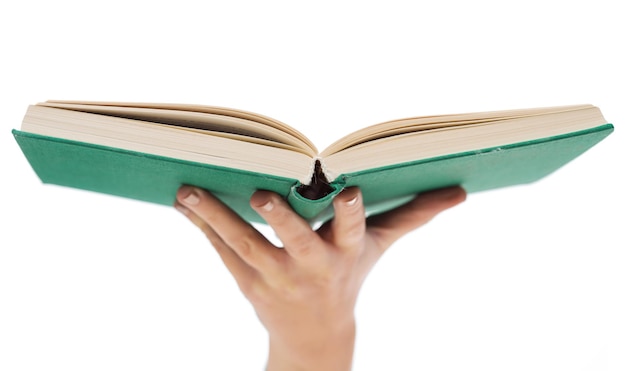 concepto de educación y libro - primer plano de la mano de la mujer sosteniendo un libro verde abierto