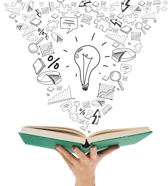 concepto de educación y libro - primer plano de la mano de la mujer sosteniendo un libro verde abierto