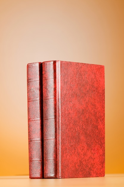 Concepto de educación con libros de tapa roja
