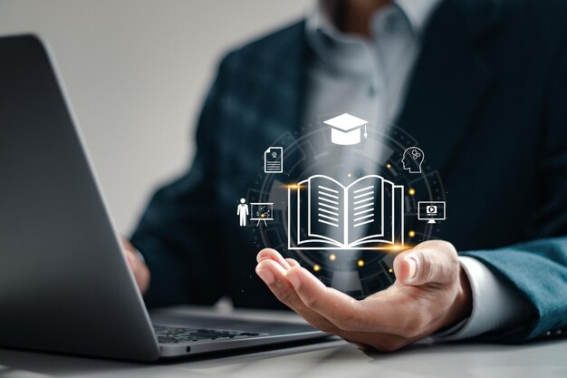 Concepto de educación en línea Empresario que utiliza y mantiene íconos de educación de aprendizaje electrónico para lecciones en Internet y seminarios en línea Tecnología de Internet de educación