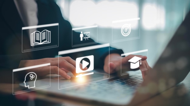 Concepto de educación en línea Las mujeres utilizan la formación en línea y el aprendizaje electrónico en Internet para el desarrollo personal y las cualificaciones profesionales Cursos digitales para desarrollar nuevas habilidades