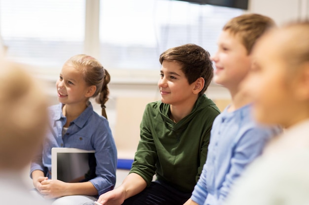 concepto de educación, niños, aprendizaje y personas - grupo de niños felices o amigos en la escuela