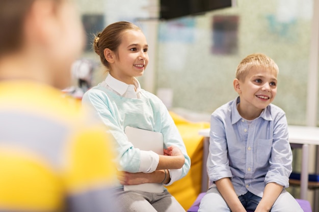 concepto de educación, niños, aprendizaje y personas - grupo de niños o amigos felices en la escuela