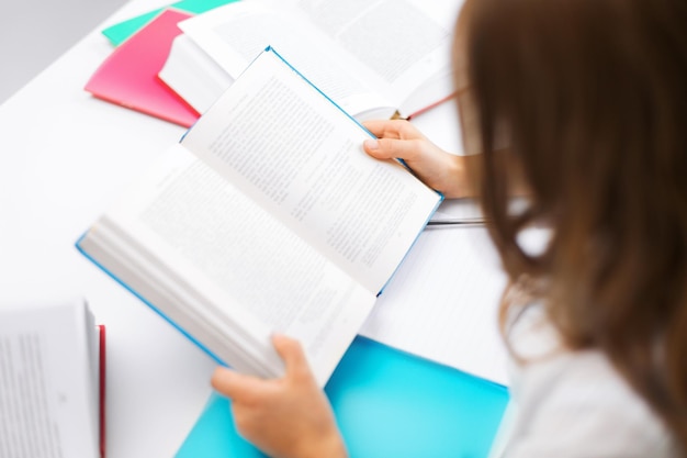 concepto de educación, niños y escuela - niña estudiante estudiando