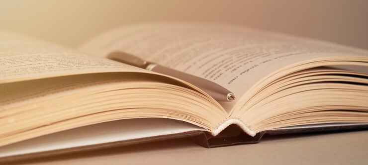 Concepto de educación o lectura con libro y bolígrafo.
