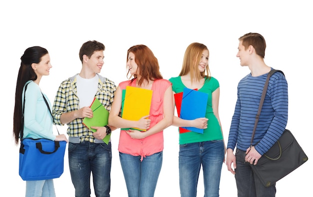 concepto de educación y personas - grupo de estudiantes sonrientes con bolsas y carpetas discutiendo