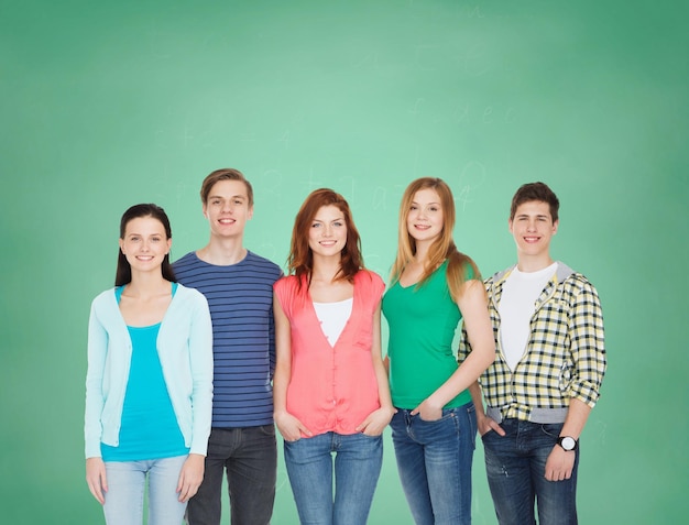 Foto concepto de educación y personas - grupo de estudiantes sonrientes de pie