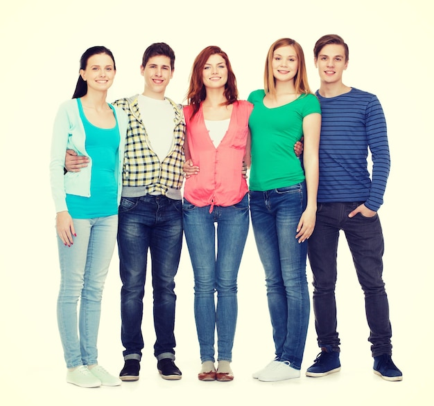 concepto de educación y personas - grupo de estudiantes sonrientes de pie