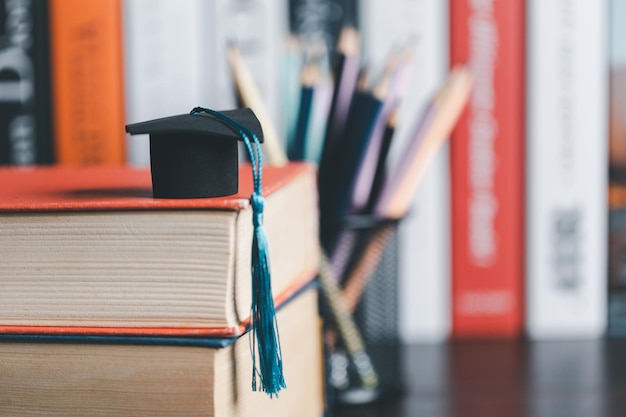 Concepto de educación de posgrado para el aprendizaje a larga distancia en cualquier lugar y en cualquier momentoEducación para aprender Estudio en el mundoEstudiante graduado que estudia en el extranjeroIdea internacional