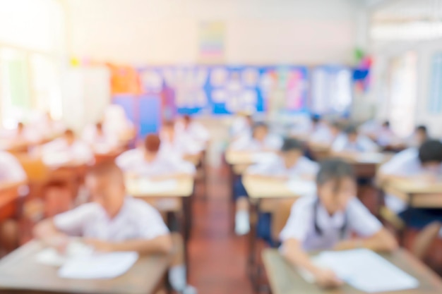 Concepto de educación de regreso a la escuela Aula en fondo borroso joven estudiante Vista borrosa de la sala de clase primaria niño o maestro con sillas y mesas en el campus